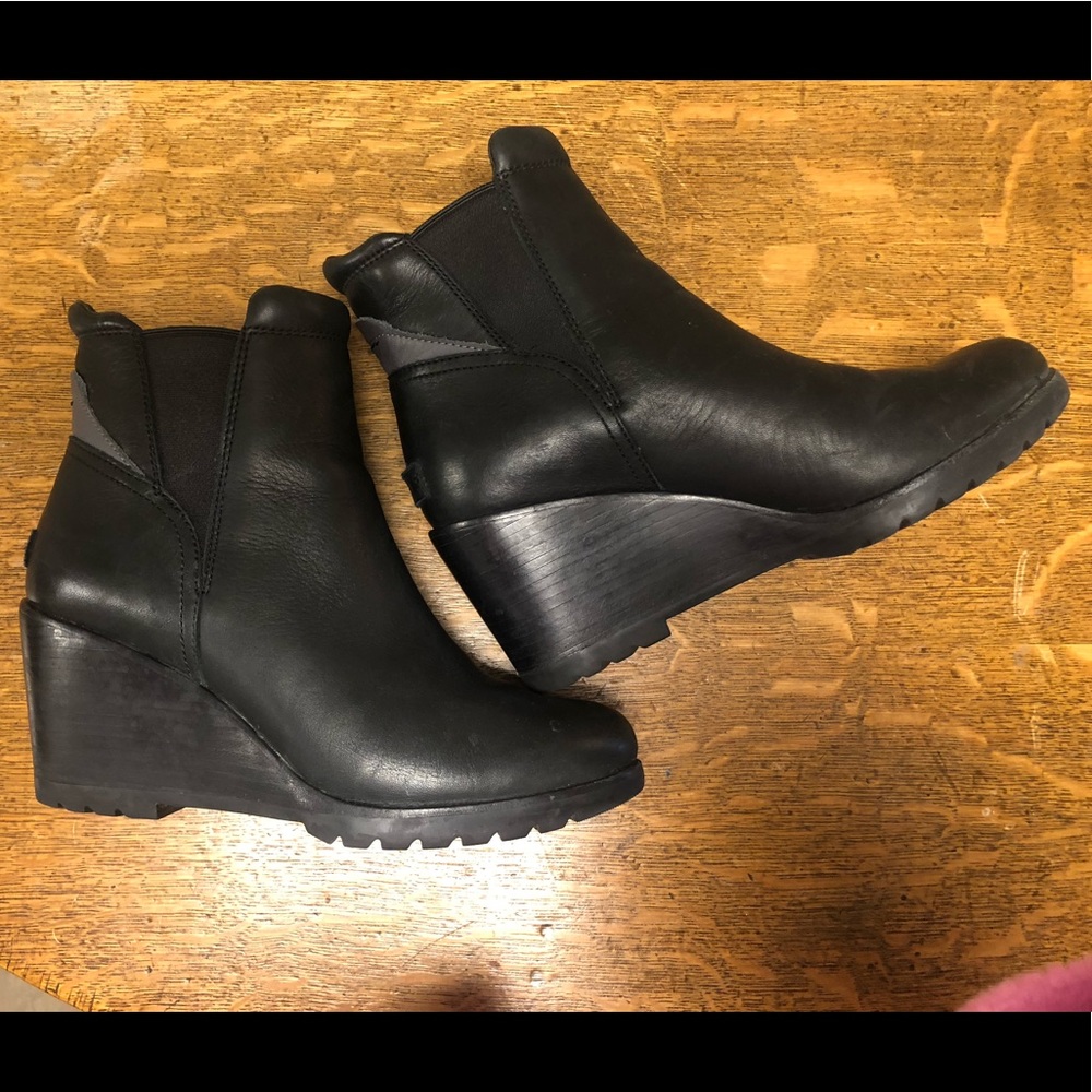 black Sorel ankle boots